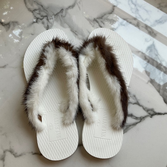 Valentino Garavani mink fur flip flops. Size 36. - Picture 2 of 5